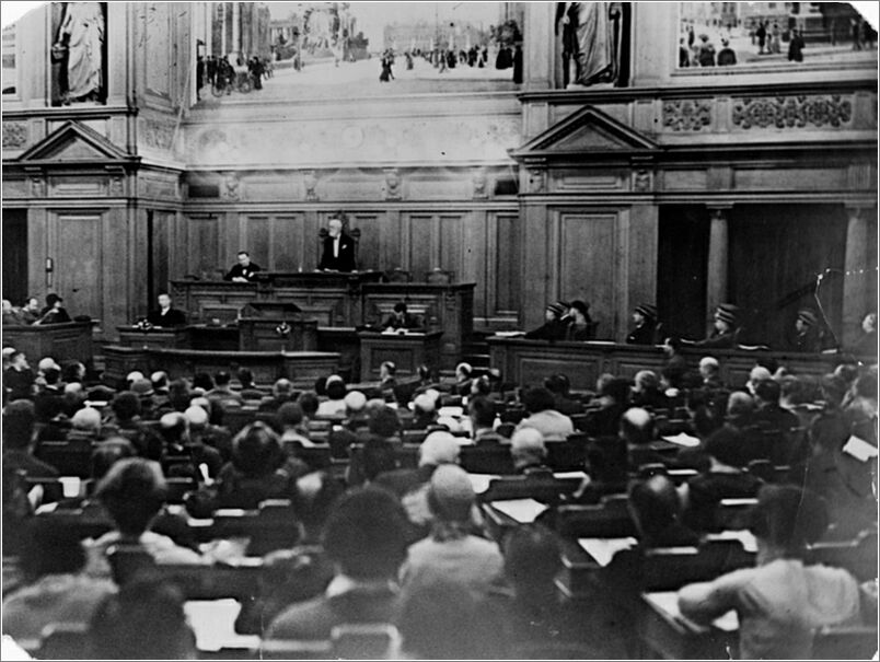 German-Jews fill an auditorium to attend a meeting  presided by Julius Brodnitz